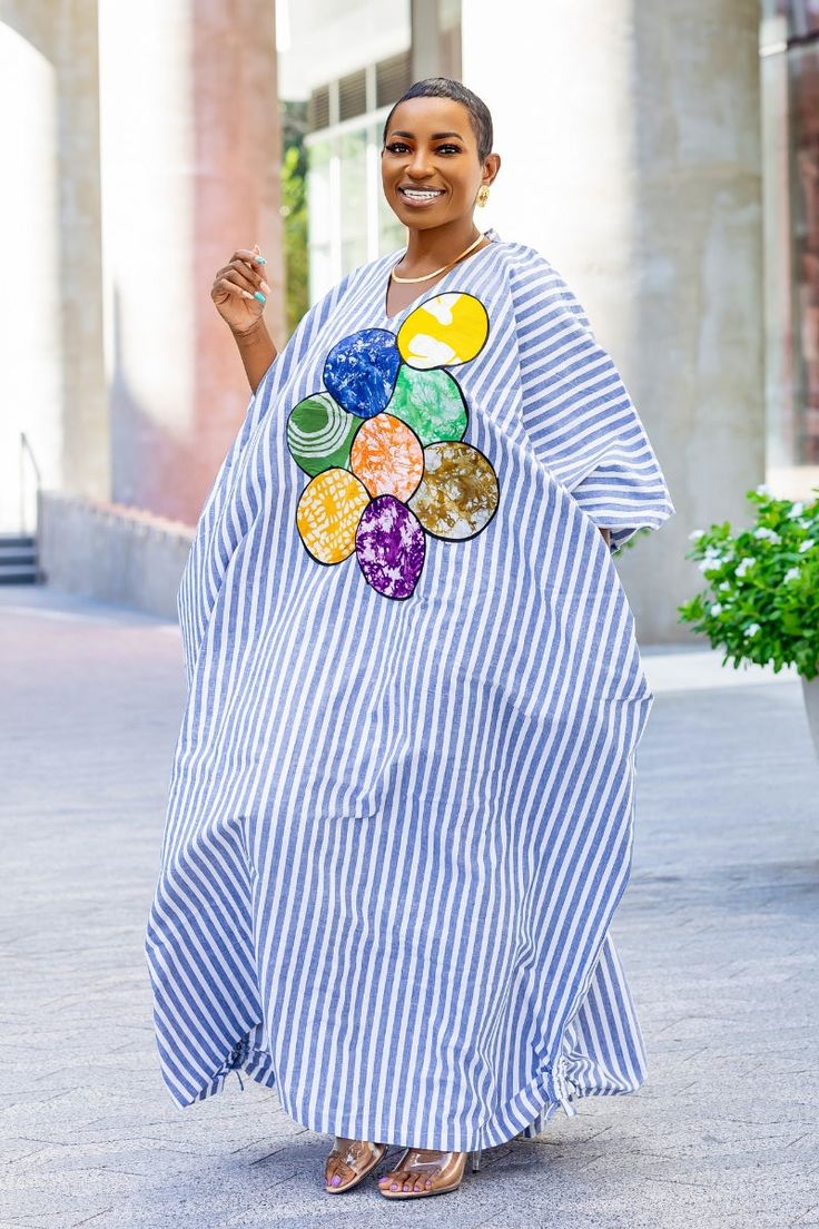 Boubou Africain à rayure avec patches en motifs de pagne adiré.